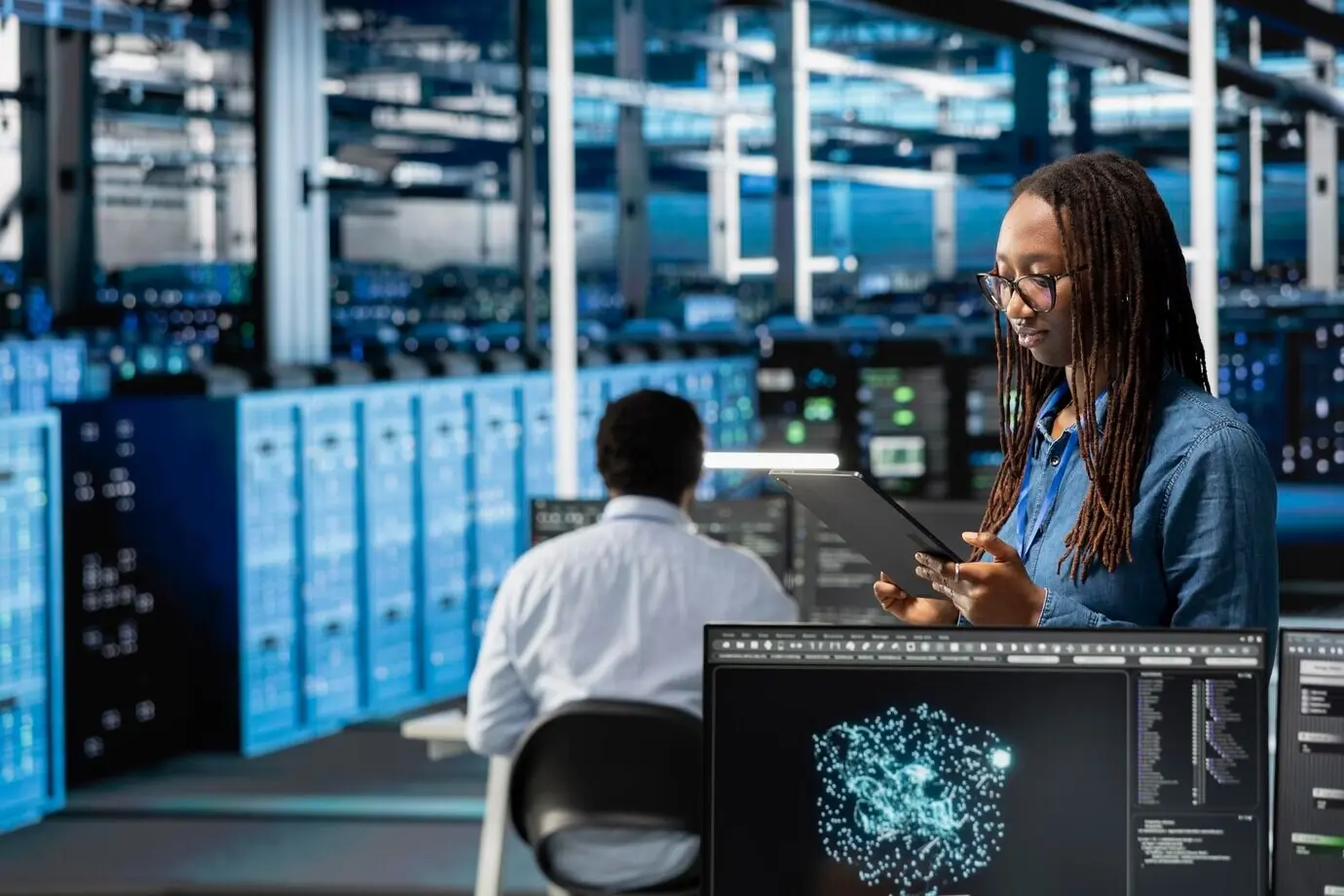 Un ingegnere di data center utilizza uno strumento di visualizzazione con IA su un tablet.